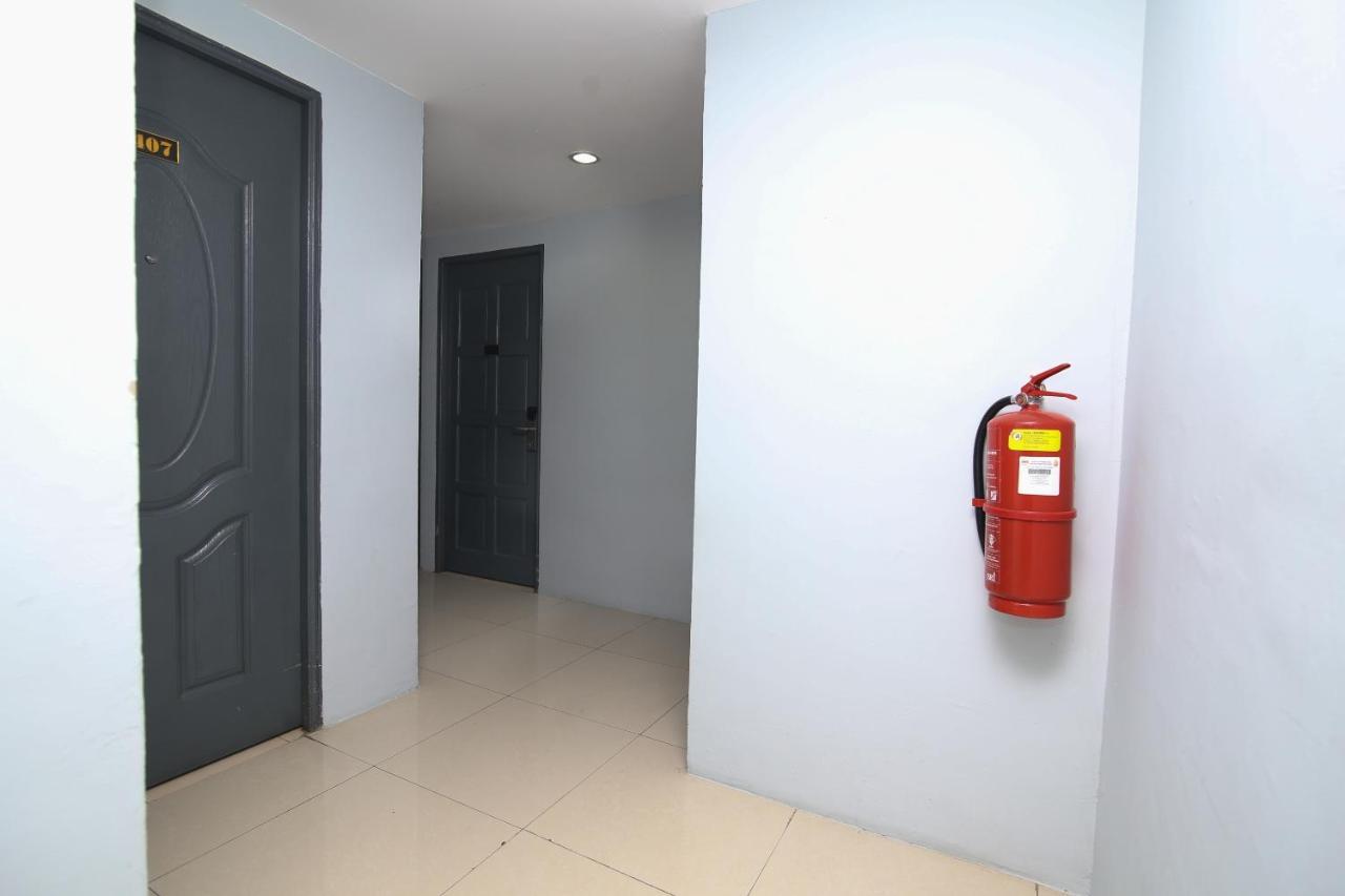 Oyo 90136 Jumbo Inn Kuching Dış mekan fotoğraf